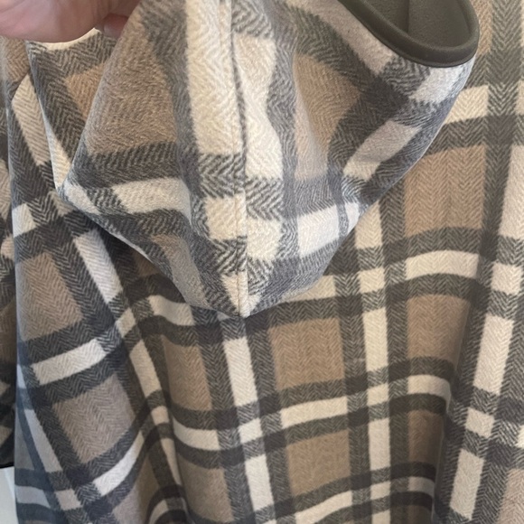 WOMENS PLAID CAPE!! plaid with front pockets, toggle closure, hood, L/XL - Picture 4 of 8